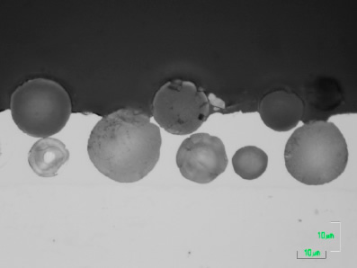 球状セラミックΦ20μｍ（密）の断面